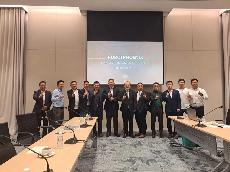 Former Deputy Prime Minister of Thailand Suwit Khunkitti Met with the Robotphoenix Team