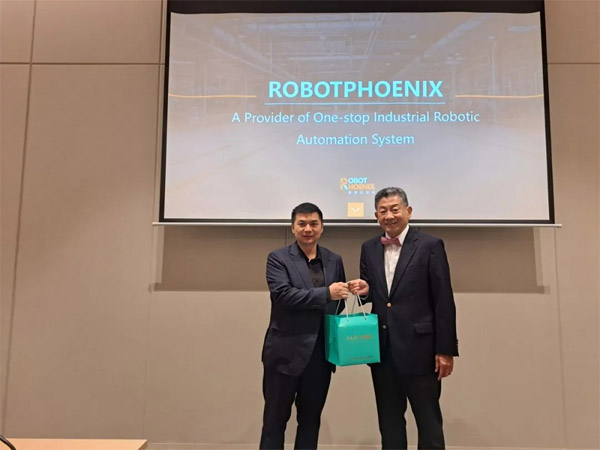 Former-Deputy-Prime-Minister-of-Thailand-Suwit-Khunkitti-Met-with-the-Robotphoenix-Team-4.jpg
